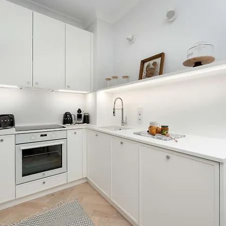 Apartman Modern With Parking And Balcony Close To The By Renters *