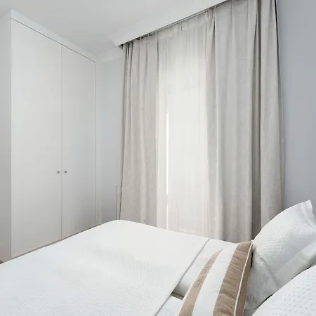 Apartman Modern With Parking And Balcony Close To The By Renters Sianozety